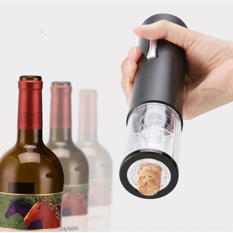 Abrebotellas eléctrico Nova Home de color negro con base transparente extrayendo un corcho de una botella de vino
