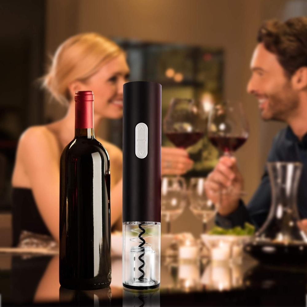 Abrebotellas eléctrico negro Nova Home junto a una botella de vino, con diseño elegante y sección transparente.
