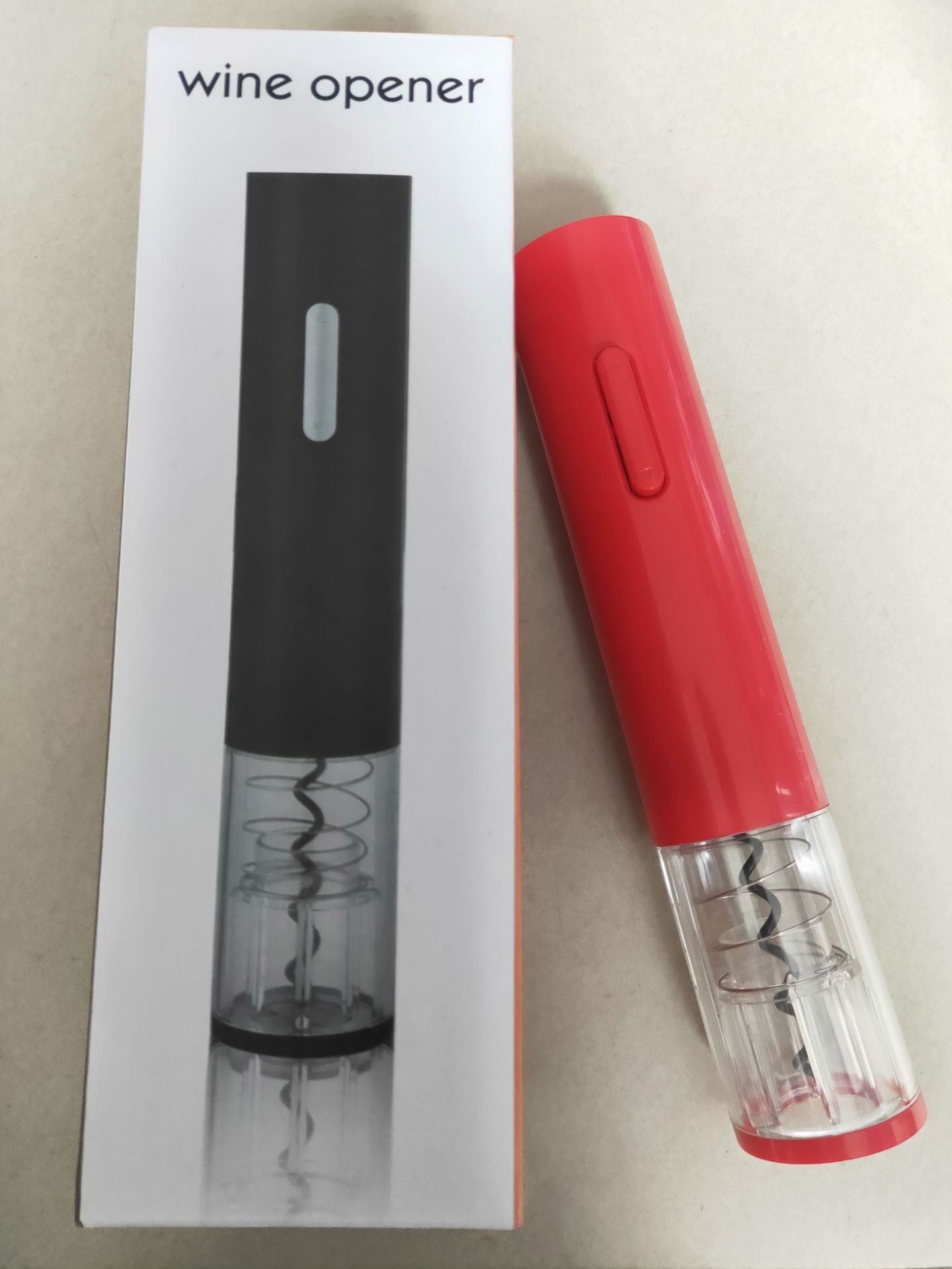 Abrebotellas eléctrico Nova Home de color rojo con base transparente y caja de embalaje a juego