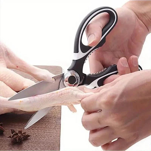 Tijeras de cocina Nova Home de acero inoxidable cortando carne cruda con mangos ergonómicos antideslizantes