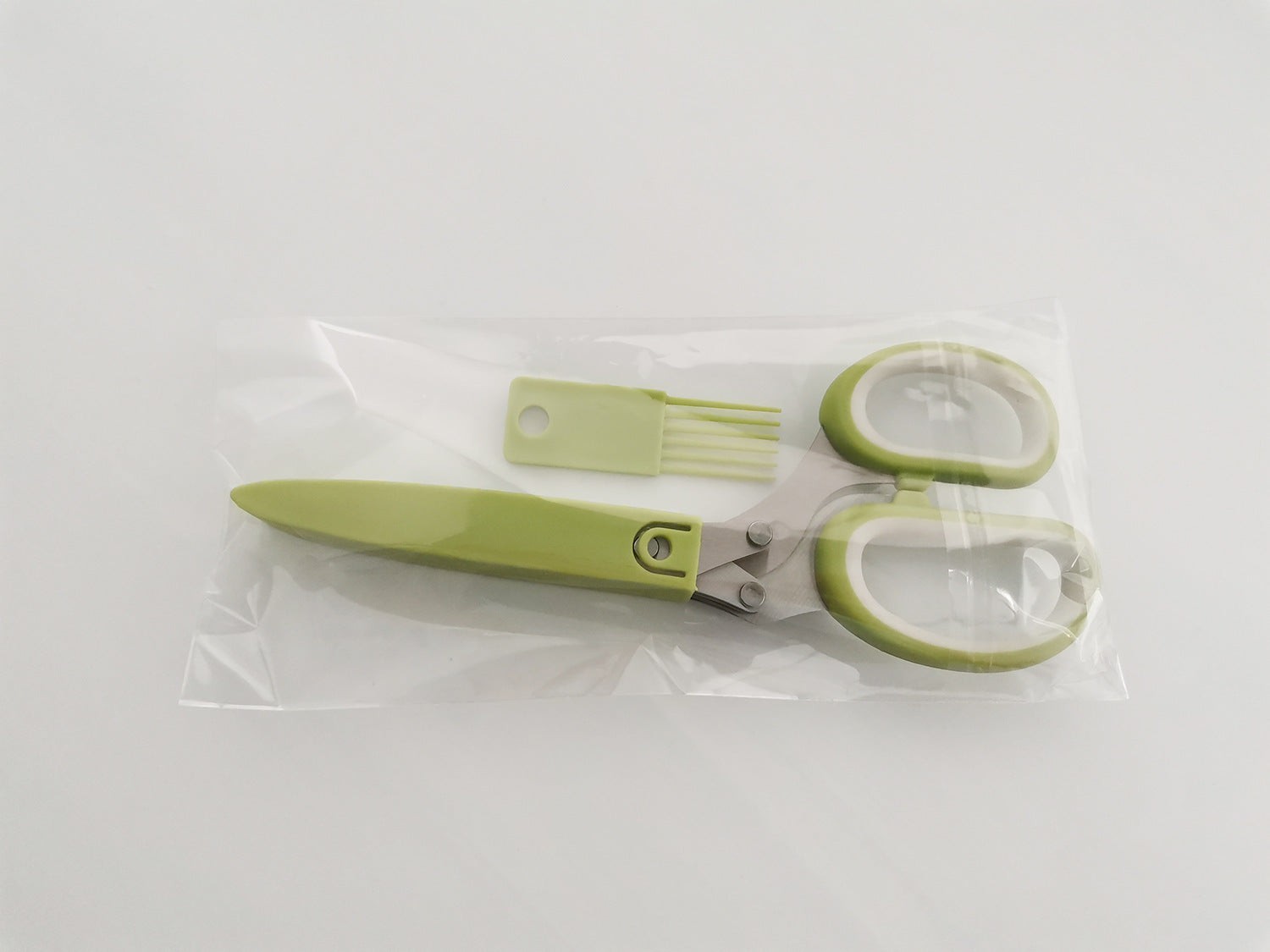 Tijeras para hierbas Nova Home de 5 hojas de acero inoxidable con mangos verdes en su empaque protector original